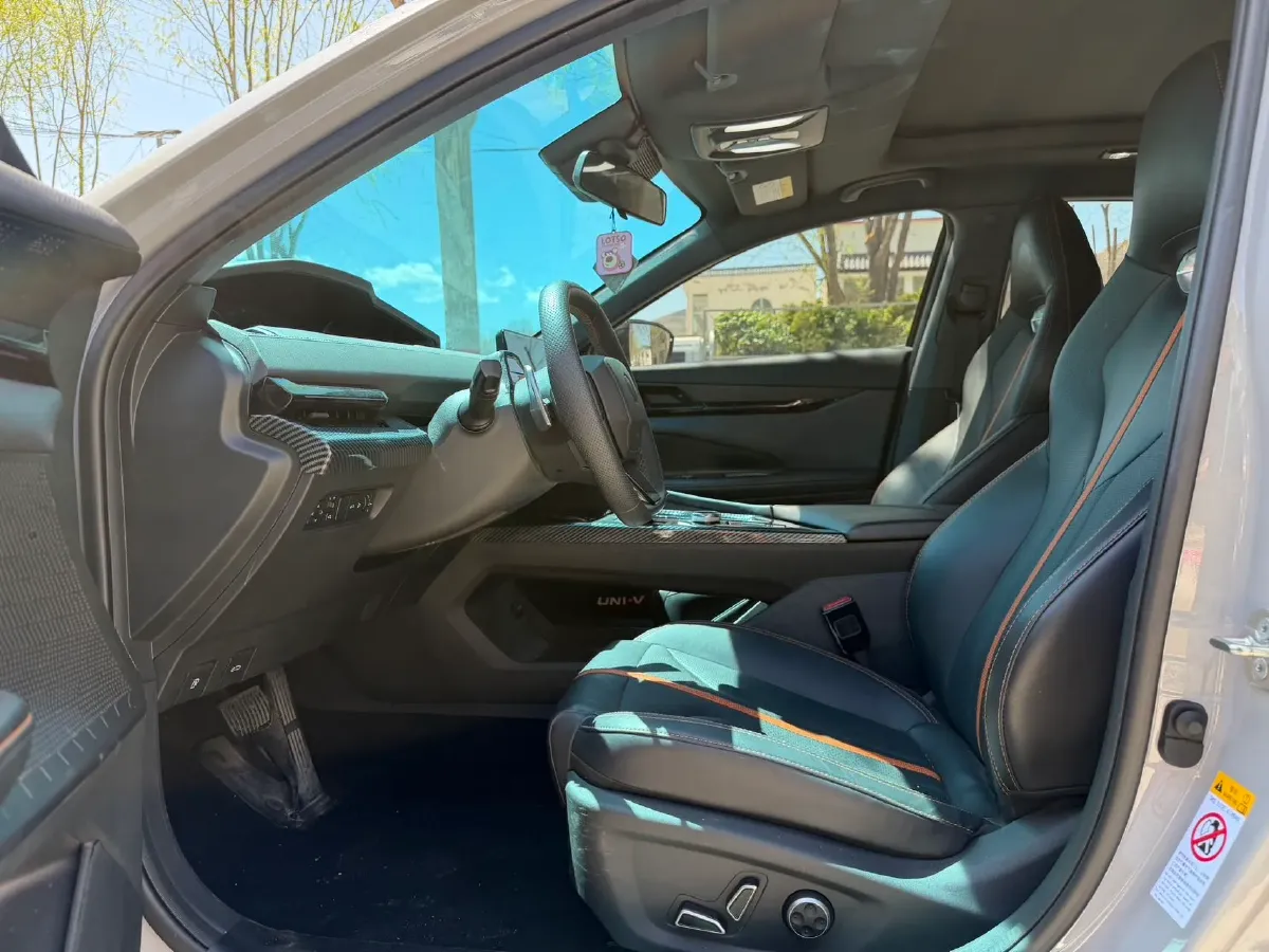 2024 ChangAn UNI-V 1.5T 188HP L4 7DCT,autocango,china used car exporter,china ev exporter,chinese used car exporter,chinese used ev exporter