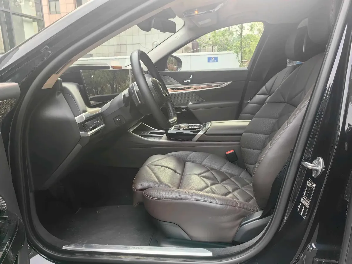 2023 BMW 7 Series 3.0T 381HP L6 8AT,autocango,china used car exporter,china ev exporter,chinese used car exporter,chinese used ev exporter