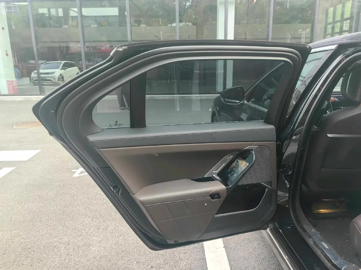 2023 BMW 7 Series 3.0T 381HP L6 8AT,autocango,china used car exporter,china ev exporter,chinese used car exporter,chinese used ev exporter