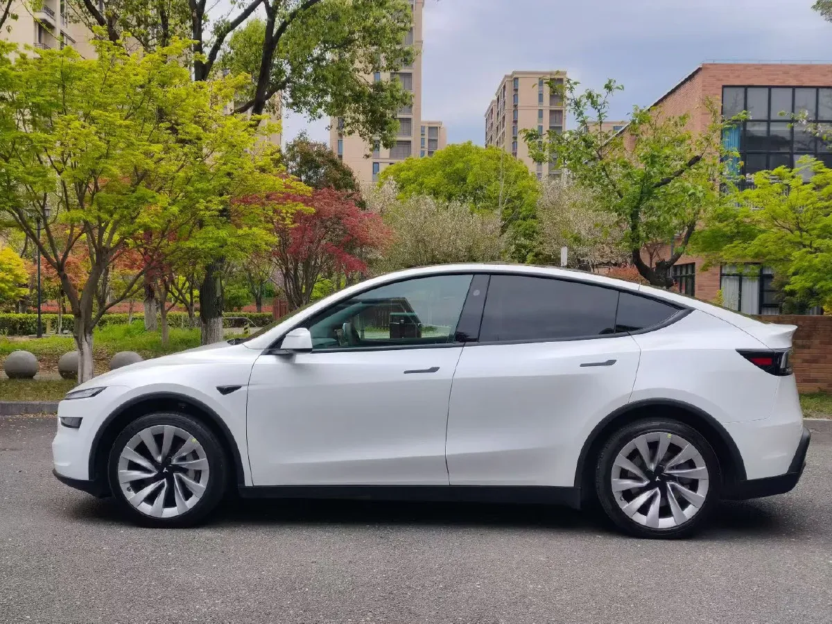 2025 Tesla Model Y BEV 62.5KWH,autocango,china used car exporter,china ev exporter,chinese used car exporter,chinese used ev exporter