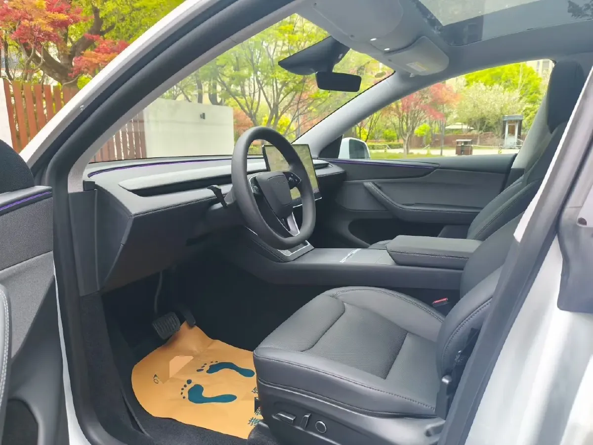 2025 Tesla Model Y BEV 62.5KWH,autocango,china used car exporter,china ev exporter,chinese used car exporter,chinese used ev exporter