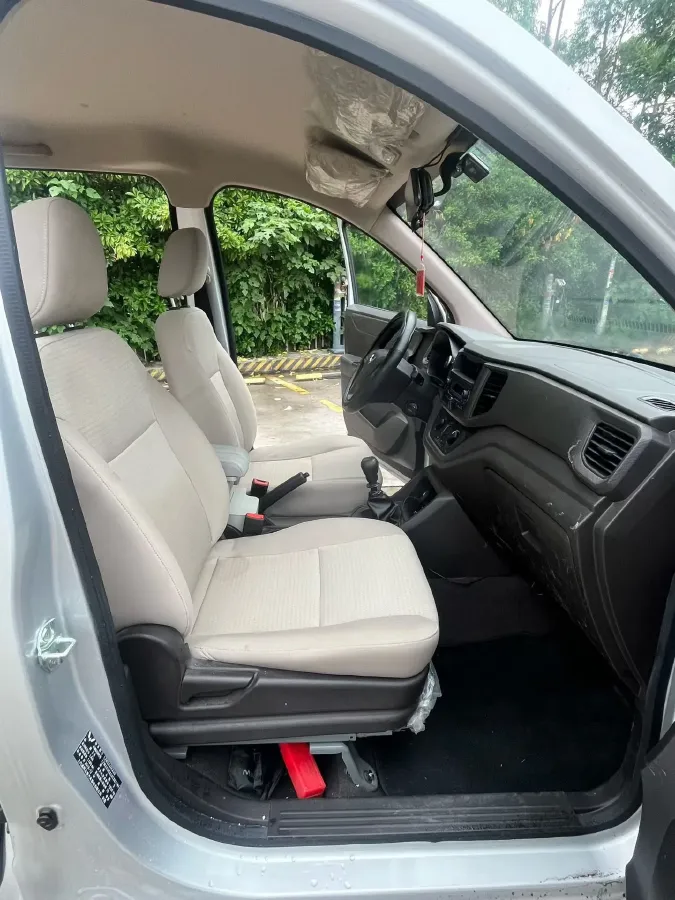 2019 WuLing HongGuang V 1.5L 99HP L4 6MT,autocango,china used car exporter,china ev exporter,chinese used car exporter,chinese used ev exporter