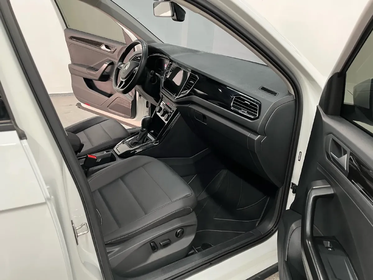 2022 Volkswagen T-Roc 1.4T 150HP L4 7DCT,autocango,china used car exporter,china ev exporter,chinese used car exporter,chinese used ev exporter