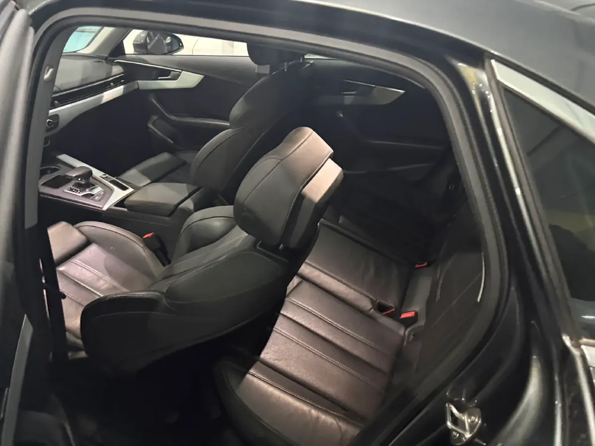 2020 Audi A4L 2.0T 190HP L4 7DCT,autocango,china used car exporter,china ev exporter,chinese used car exporter,chinese used ev exporter