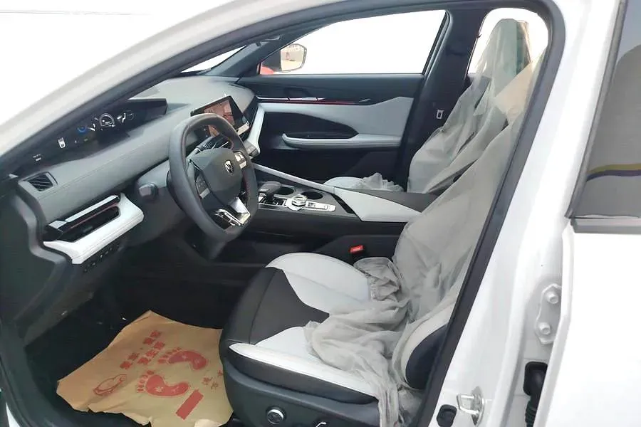 2024 ChangAn UNI-V iDD 1.5L 110HP L4 E-CVT PHEV 18.99KWH,autocango,china used car exporter,china ev exporter,chinese used car exporter,chinese used ev exporter