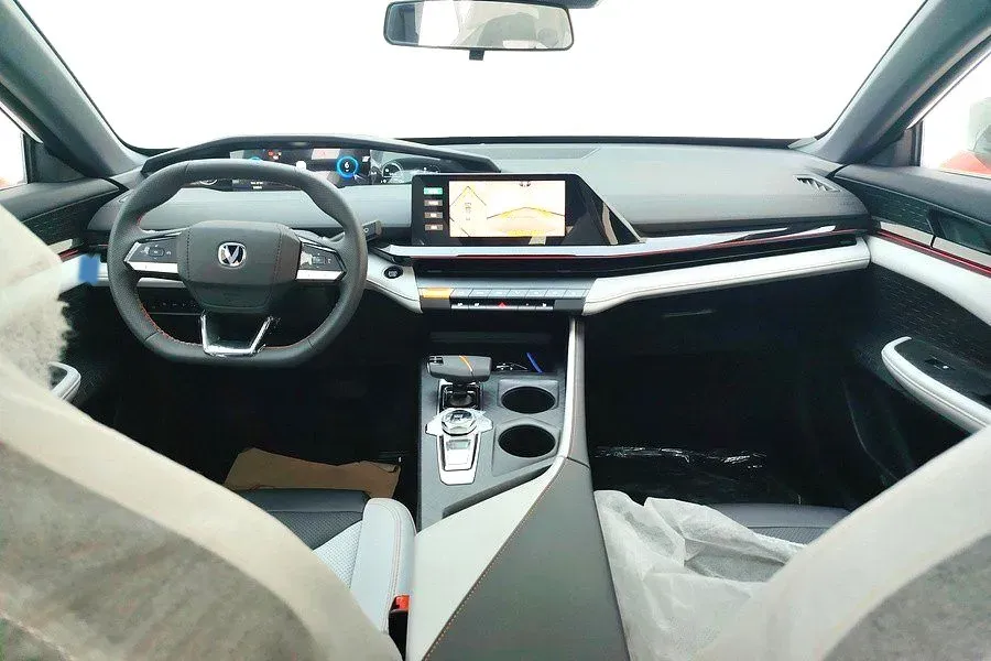 2024 ChangAn UNI-V iDD 1.5L 110HP L4 E-CVT PHEV 18.99KWH,autocango,china used car exporter,china ev exporter,chinese used car exporter,chinese used ev exporter