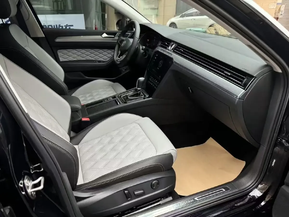 2023 Volkswagen Magotan 2.0T 186HP L4 7DCT,autocango,china used car exporter,china ev exporter,chinese used car exporter,chinese used ev exporter