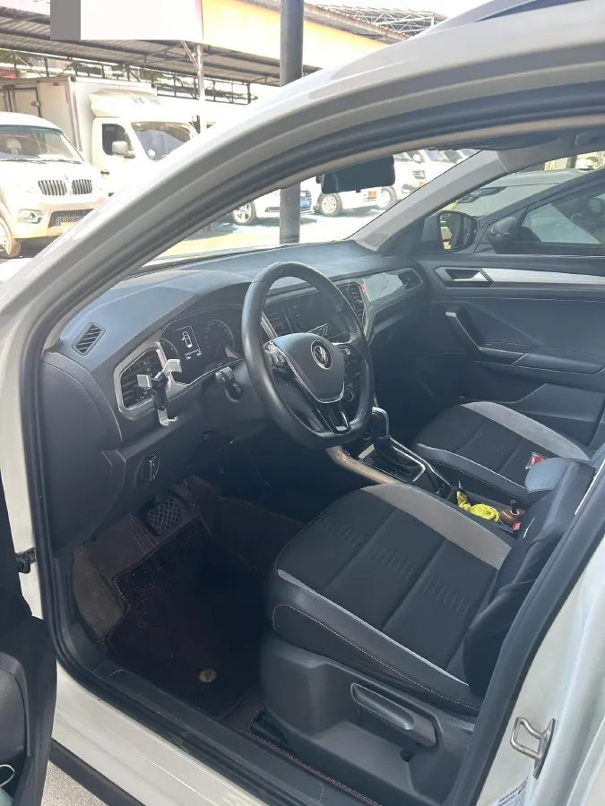 2022 Volkswagen T-Roc 1.4T 150HP L4 7DCT,autocango,china used car exporter,china ev exporter,chinese used car exporter,chinese used ev exporter