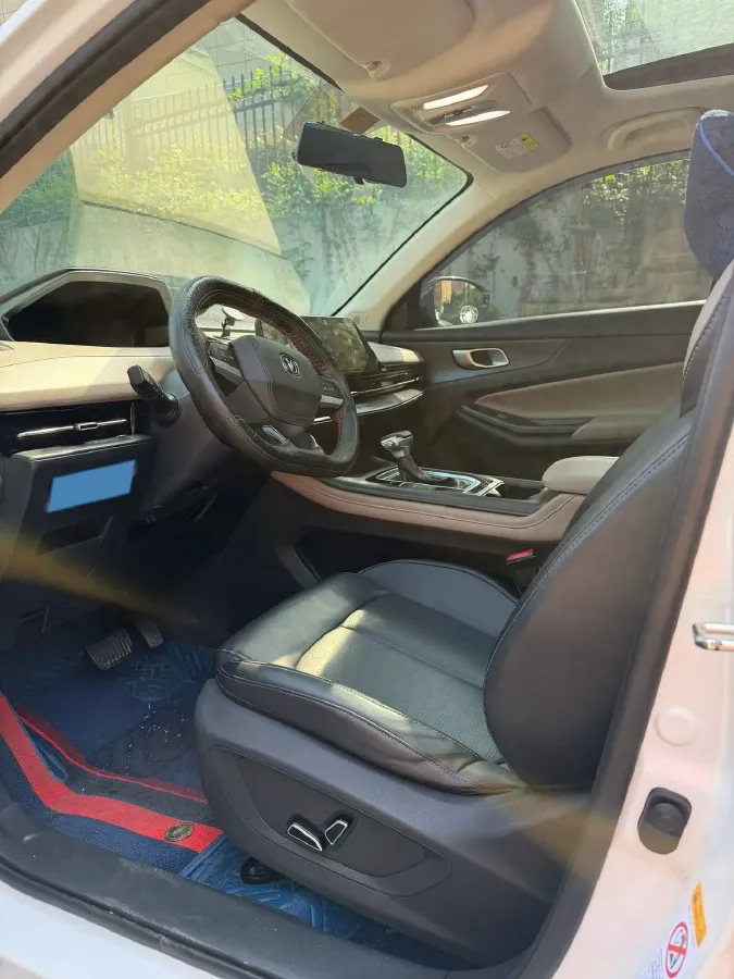 2022 ChangAn UNI-V 1.5T 188HP L4 7DCT,autocango,china used car exporter,china ev exporter,chinese used car exporter,chinese used ev exporter