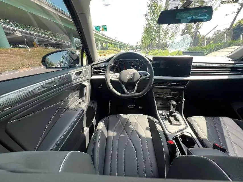 2024 Volkswagen Tiguan L 2.0T 186HP L4 7DCT,autocango,china used car exporter,china ev exporter,chinese used car exporter,chinese used ev exporter