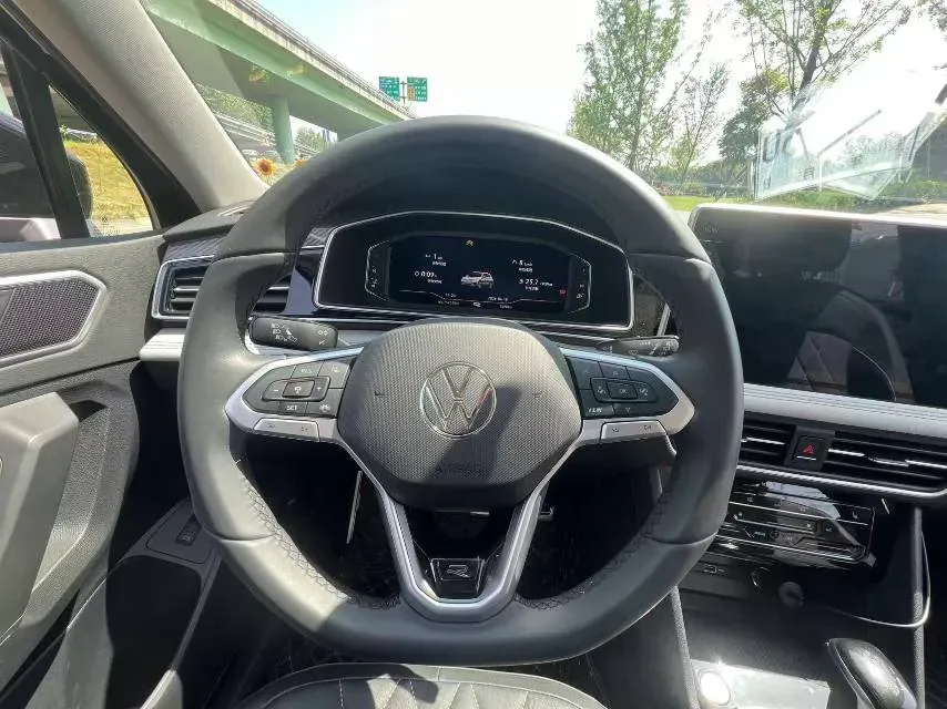 2024 Volkswagen Tiguan L 2.0T 186HP L4 7DCT,autocango,china used car exporter,china ev exporter,chinese used car exporter,chinese used ev exporter