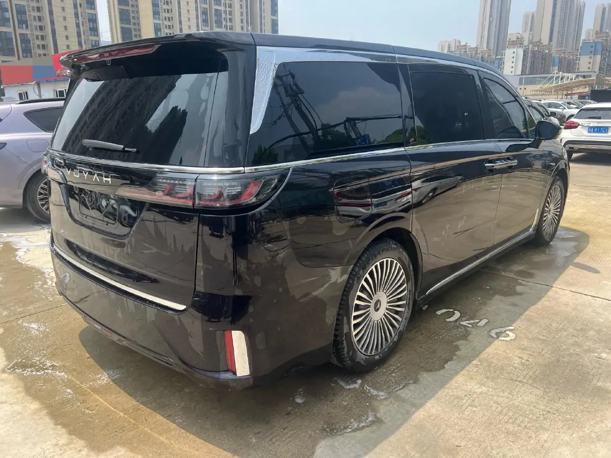 2025 Voyah Dream 1.5T 150HP L4 PHEV 41.7KWH,autocango,china used car exporter,china ev exporter,chinese used car exporter,chinese used ev exporter