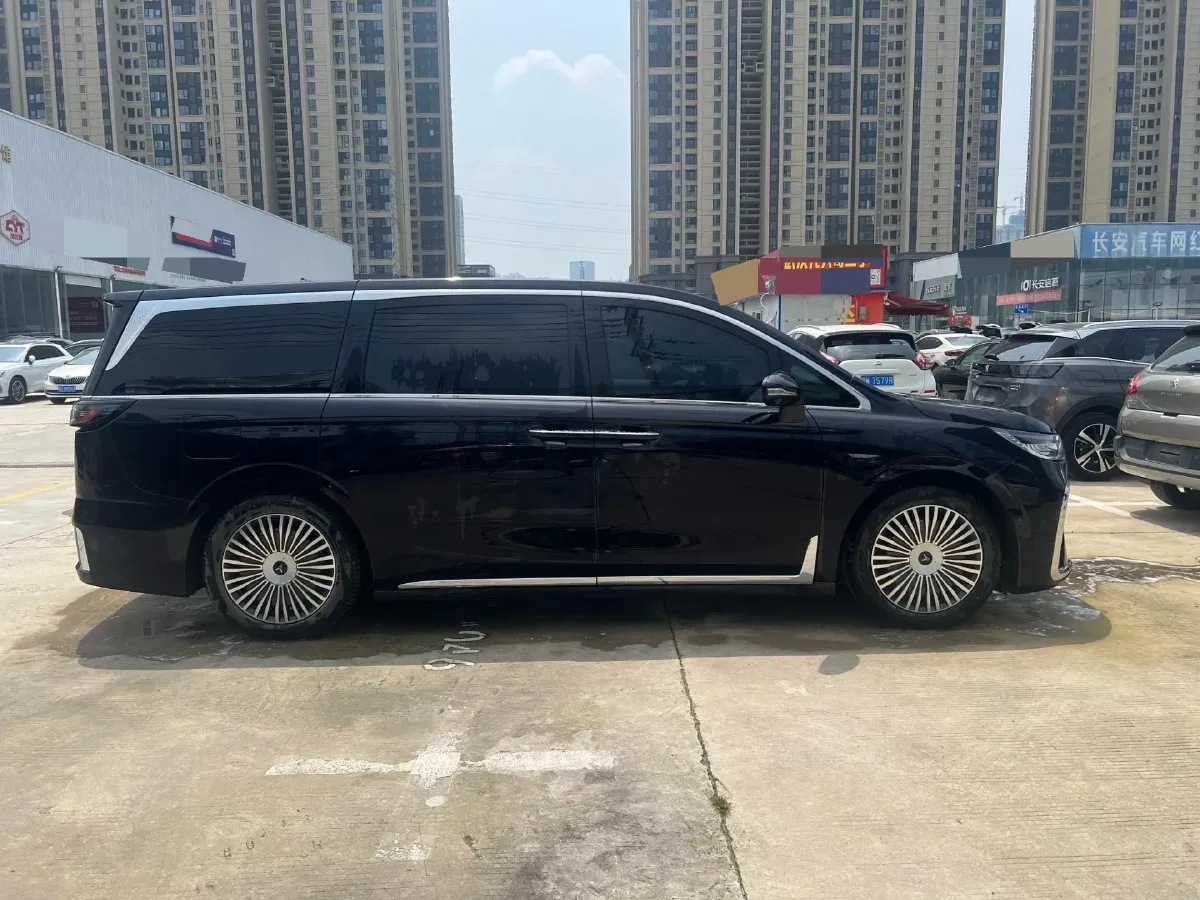 2025 Voyah Dream 1.5T 150HP L4 PHEV 41.7KWH,autocango,china used car exporter,china ev exporter,chinese used car exporter,chinese used ev exporter