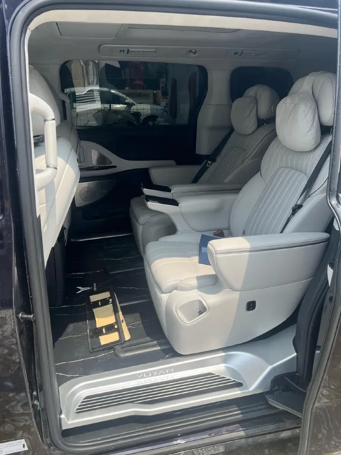2025 Voyah Dream 1.5T 150HP L4 PHEV 41.7KWH,autocango,china used car exporter,china ev exporter,chinese used car exporter,chinese used ev exporter