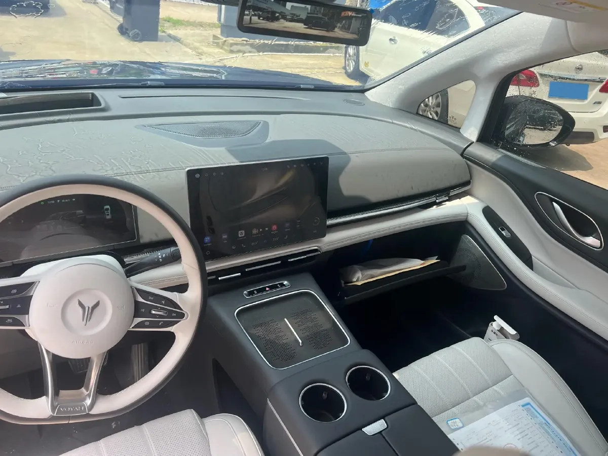 2025 Voyah Dream 1.5T 150HP L4 PHEV 41.7KWH,autocango,china used car exporter,china ev exporter,chinese used car exporter,chinese used ev exporter