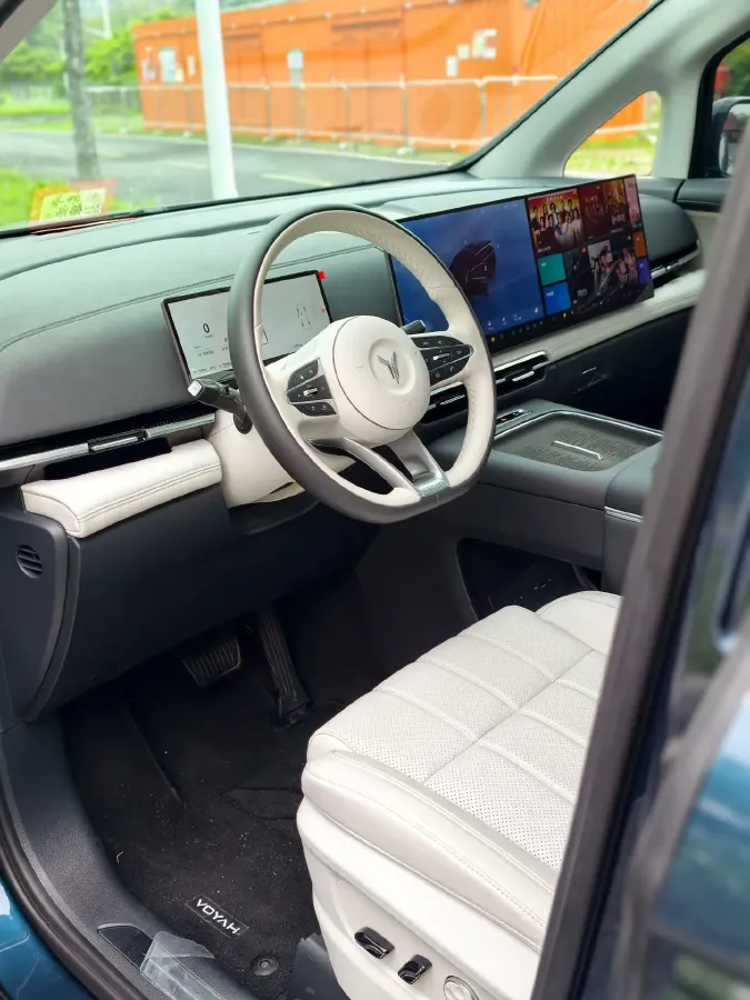 2025 Voyah Dream 1.5T 150HP L4 PHEV 41.7KWH,autocango,china used car exporter,china ev exporter,chinese used car exporter,chinese used ev exporter