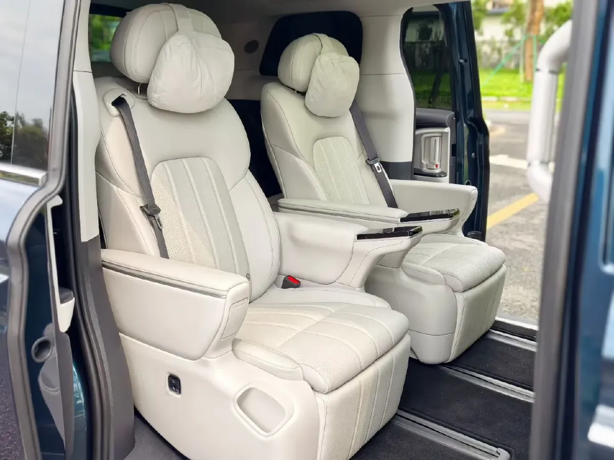 2025 Voyah Dream 1.5T 150HP L4 PHEV 41.7KWH,autocango,china used car exporter,china ev exporter,chinese used car exporter,chinese used ev exporter