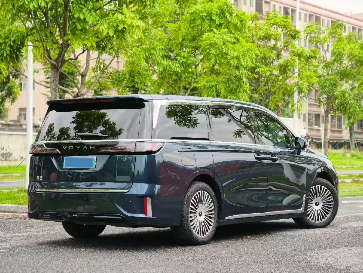 2025 Voyah Dream 1.5T 150HP L4 PHEV 41.7KWH,autocango,china used car exporter,china ev exporter,chinese used car exporter,chinese used ev exporter