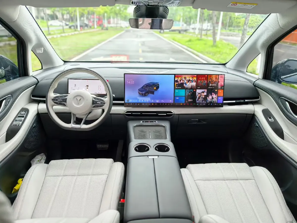 2025 Voyah Dream 1.5T 150HP L4 PHEV 41.7KWH,autocango,china used car exporter,china ev exporter,chinese used car exporter,chinese used ev exporter