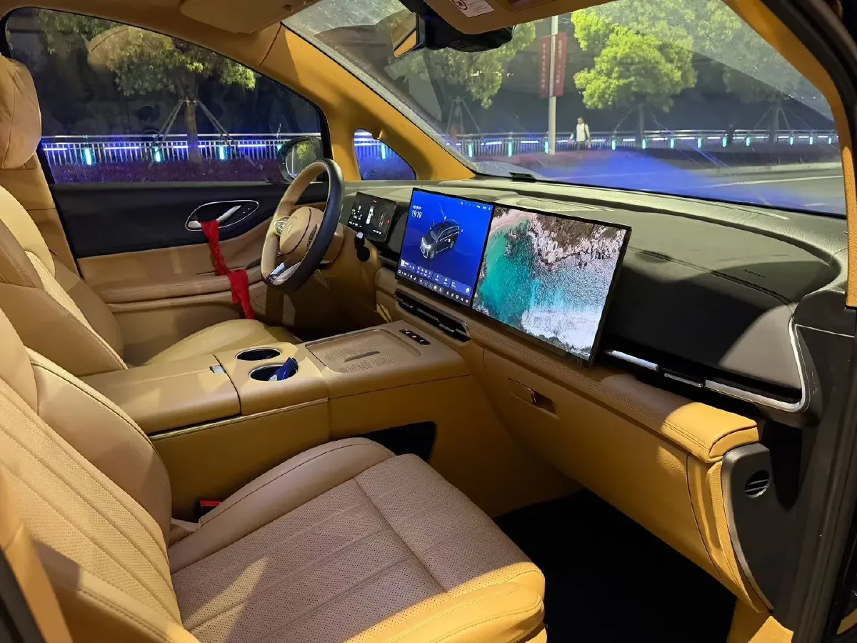 2025 Voyah Dream 1.5T 150HP L4 PHEV 41.7KWH,autocango,china used car exporter,china ev exporter,chinese used car exporter,chinese used ev exporter