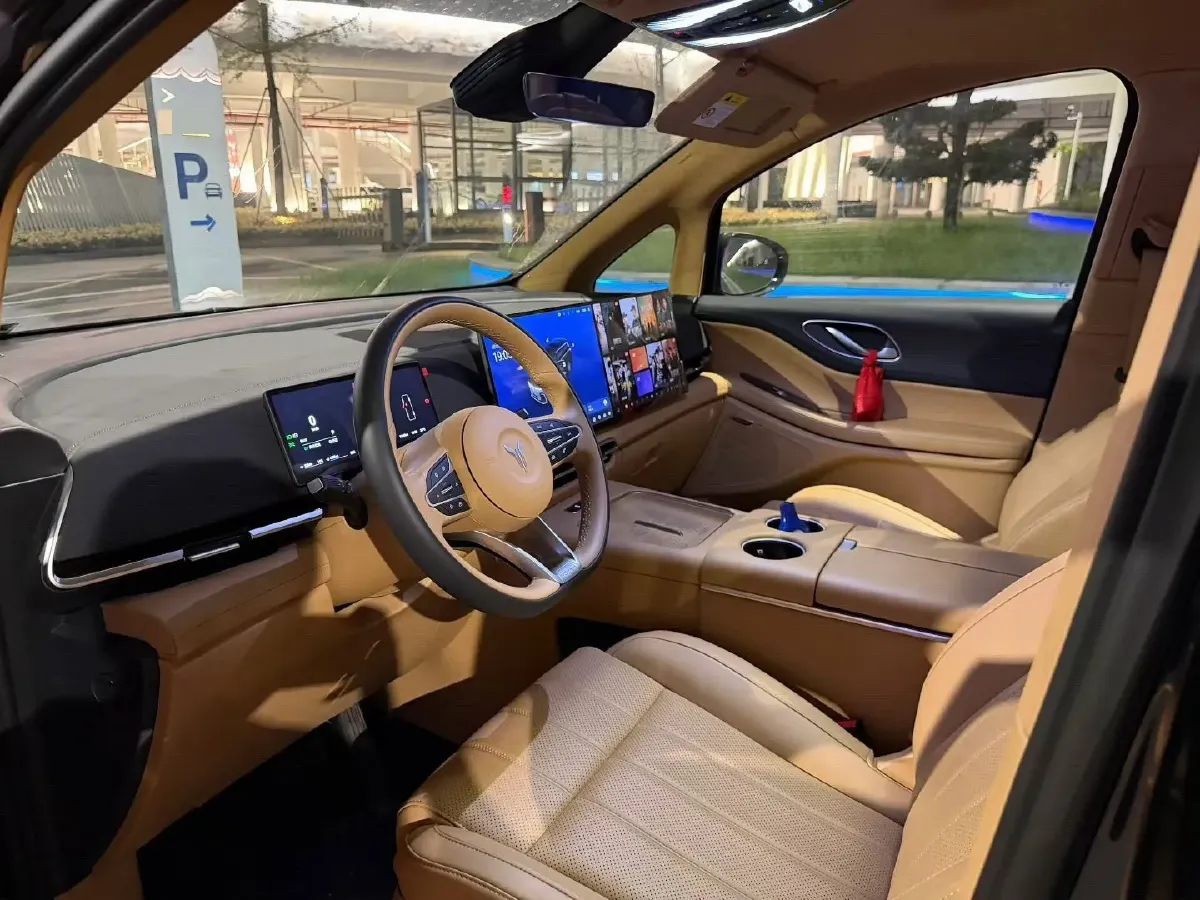 2025 Voyah Dream 1.5T 150HP L4 PHEV 41.7KWH,autocango,china used car exporter,china ev exporter,chinese used car exporter,chinese used ev exporter