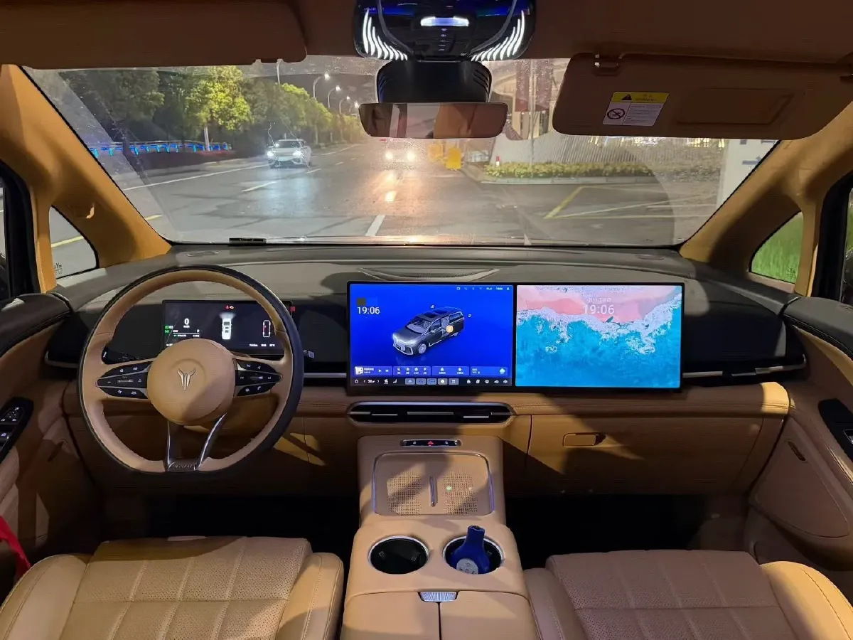 2025 Voyah Dream 1.5T 150HP L4 PHEV 41.7KWH,autocango,china used car exporter,china ev exporter,chinese used car exporter,chinese used ev exporter