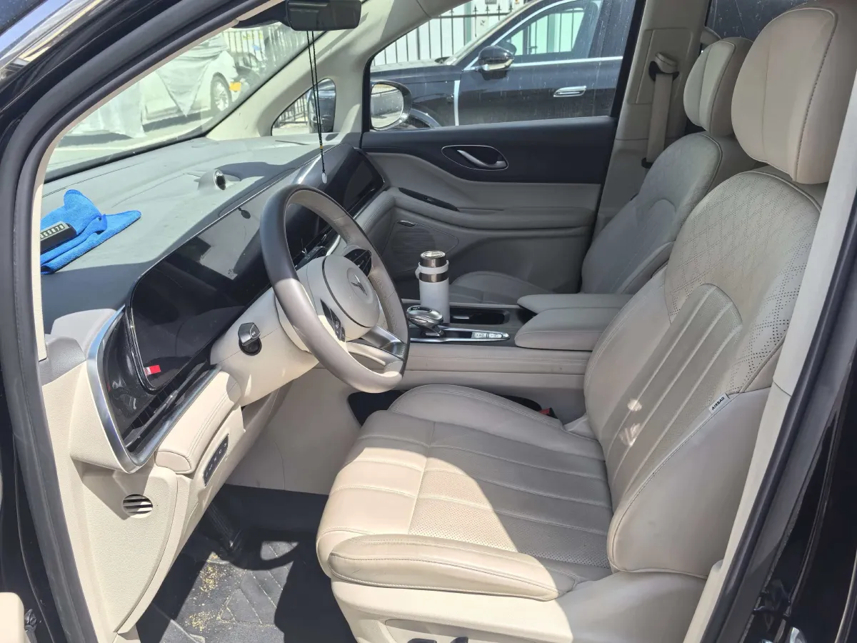 2024 Voyah Dream 1.5T 150HP L4 PHEV 43KWH,autocango,china used car exporter,china ev exporter,chinese used car exporter,chinese used ev exporter