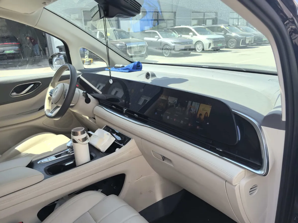 2024 Voyah Dream 1.5T 150HP L4 PHEV 43KWH,autocango,china used car exporter,china ev exporter,chinese used car exporter,chinese used ev exporter