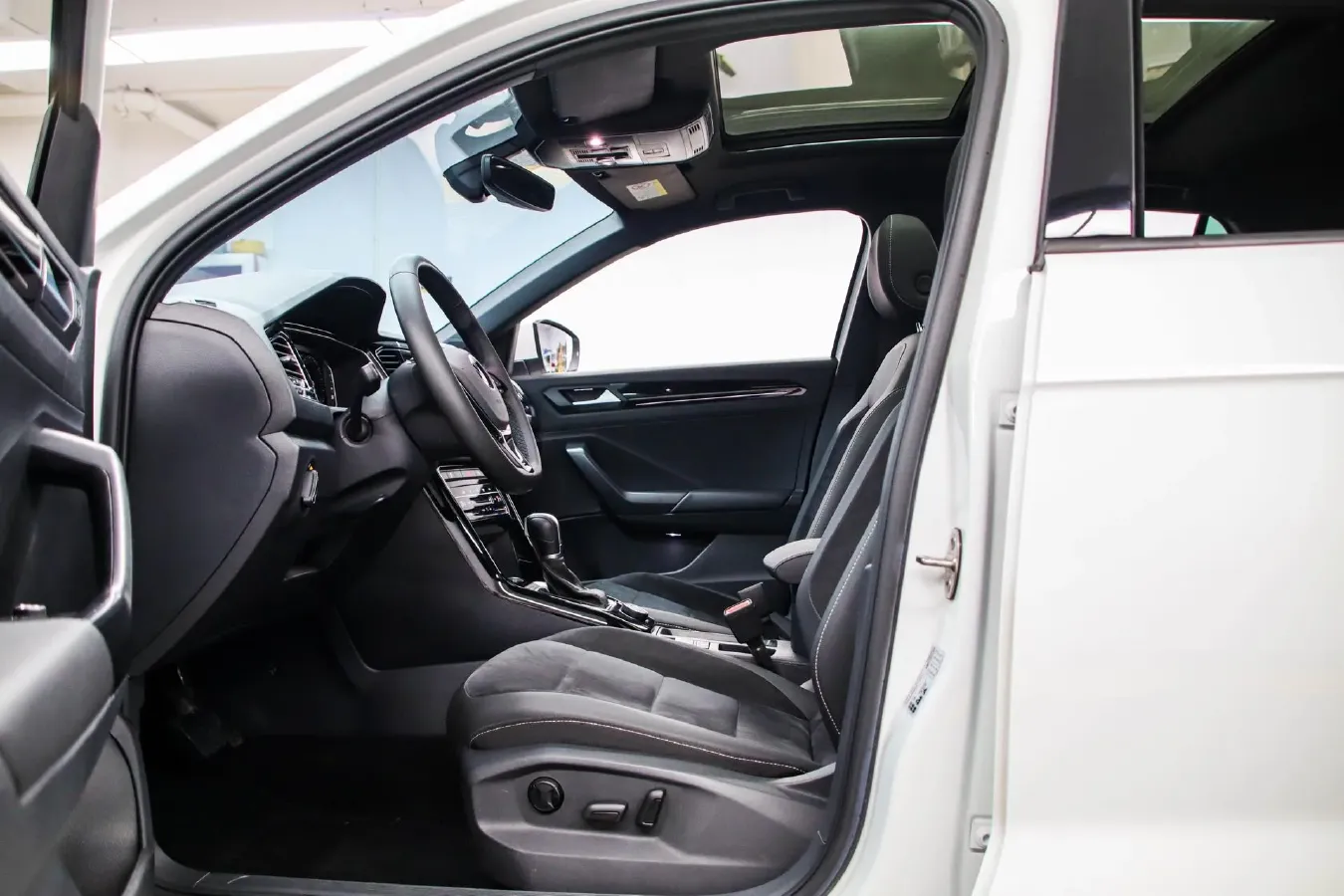 2021 Volkswagen T-Roc 1.4T 150HP L4 7DCT,autocango,china used car exporter,china ev exporter,chinese used car exporter,chinese used ev exporter