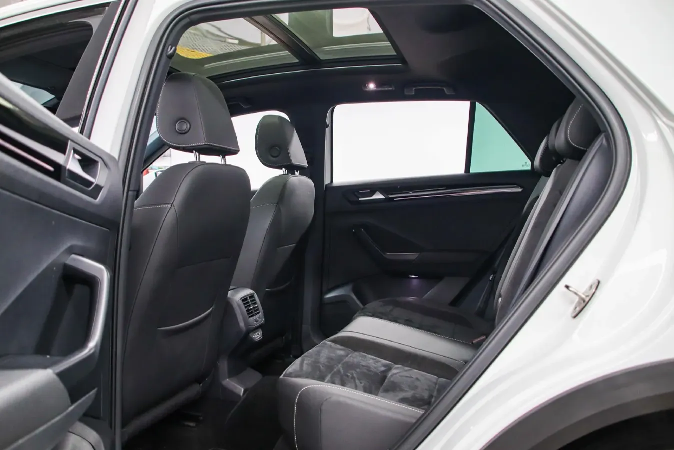 2021 Volkswagen T-Roc 1.4T 150HP L4 7DCT,autocango,china used car exporter,china ev exporter,chinese used car exporter,chinese used ev exporter