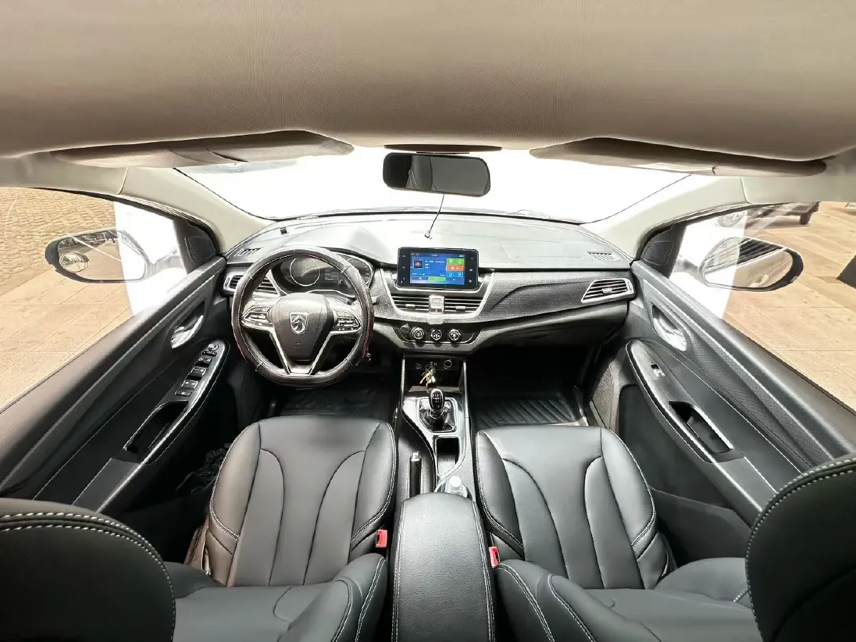 2019 BaoJun 730 1.5L 105HP L4 6MT,autocango,china used car exporter,china ev exporter,chinese used car exporter,chinese used ev exporter