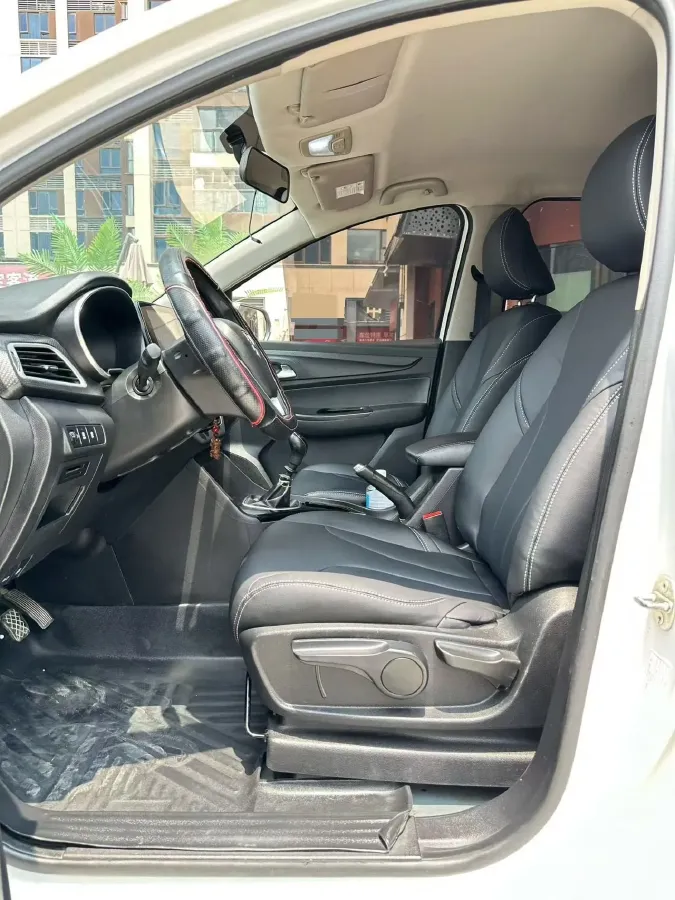 2019 BaoJun 730 1.5L 105HP L4 6MT,autocango,china used car exporter,china ev exporter,chinese used car exporter,chinese used ev exporter