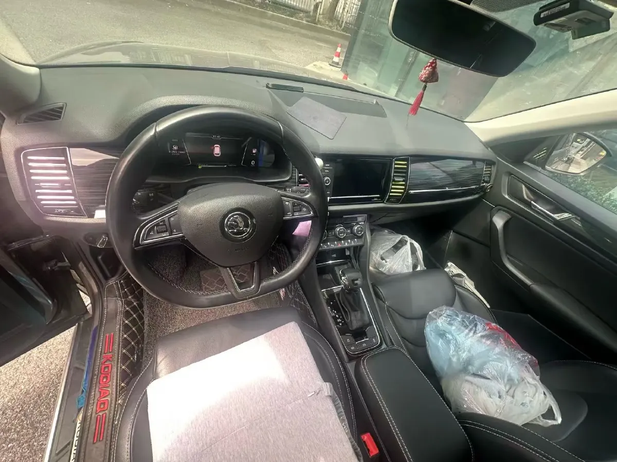 2019 Skoda Superb 2.0T 220HP L4 7DCT,autocango,china used car exporter,china ev exporter,chinese used car exporter,chinese used ev exporter