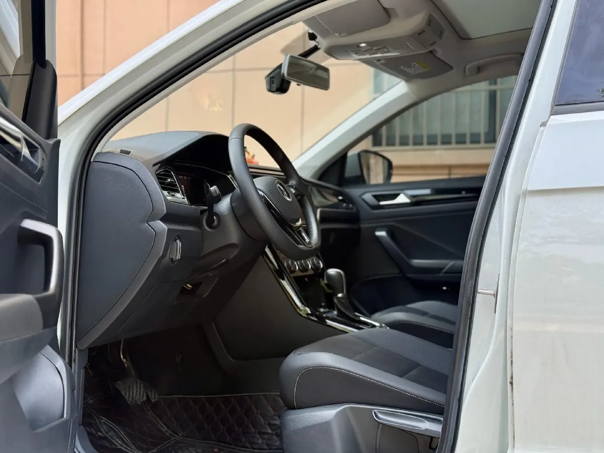 2021 Volkswagen T-Roc 1.4T 150HP L4 7DCT,autocango,china used car exporter,china ev exporter,chinese used car exporter,chinese used ev exporter