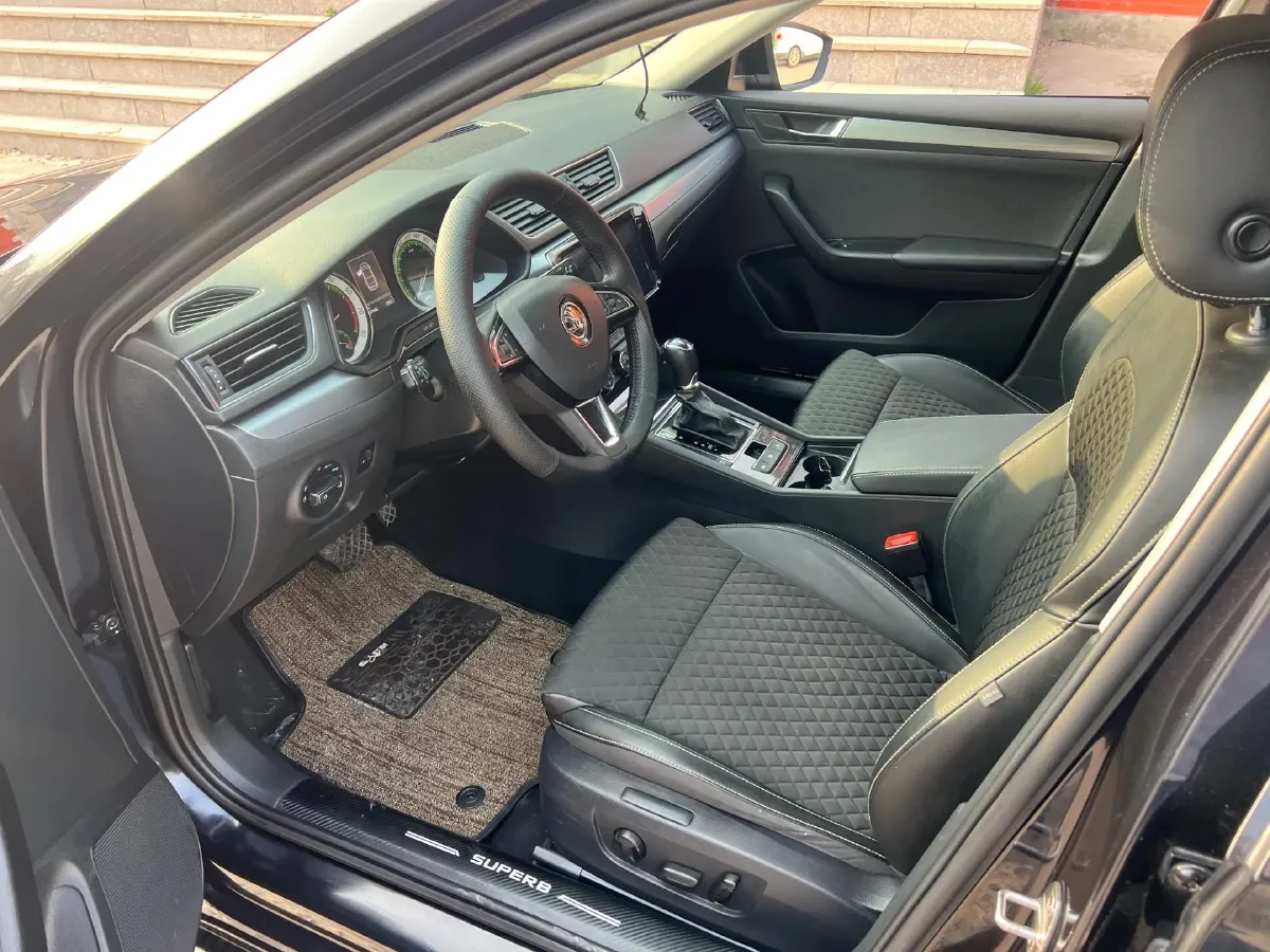 2018 Skoda Superb 1.8T 180HP L4 7DCT,autocango,china used car exporter,china ev exporter,chinese used car exporter,chinese used ev exporter