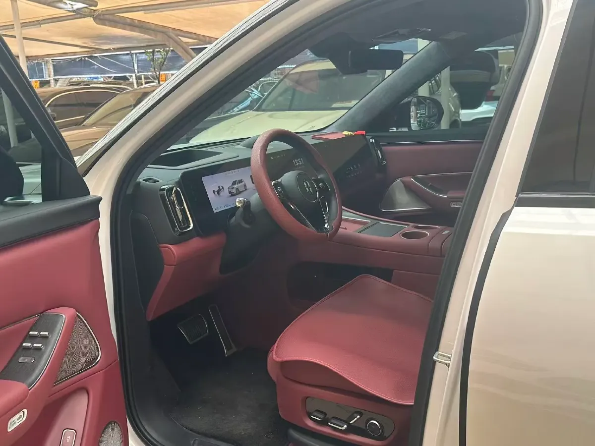 2025 AITO AITO M8 REEV 160HP REEV 53.4KWH,autocango,china used car exporter,china ev exporter,chinese used car exporter,chinese used ev exporter