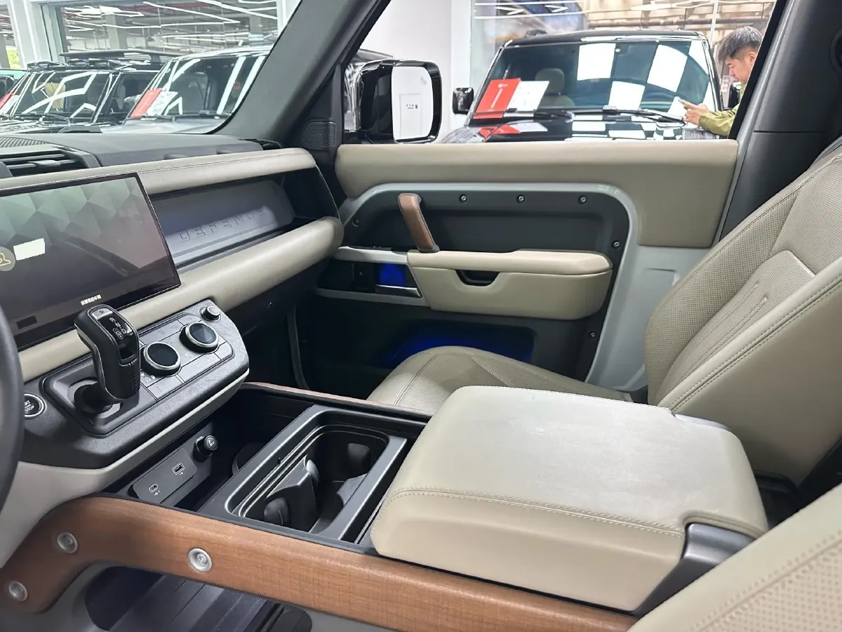 2022 Land Rover Defender 2.0T 300HP L4 8AT,autocango,china used car exporter,china ev exporter,chinese used car exporter,chinese used ev exporter