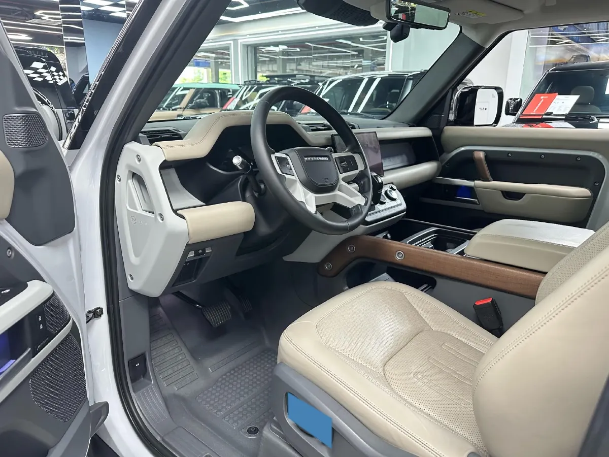 2022 Land Rover Defender 2.0T 300HP L4 8AT,autocango,china used car exporter,china ev exporter,chinese used car exporter,chinese used ev exporter