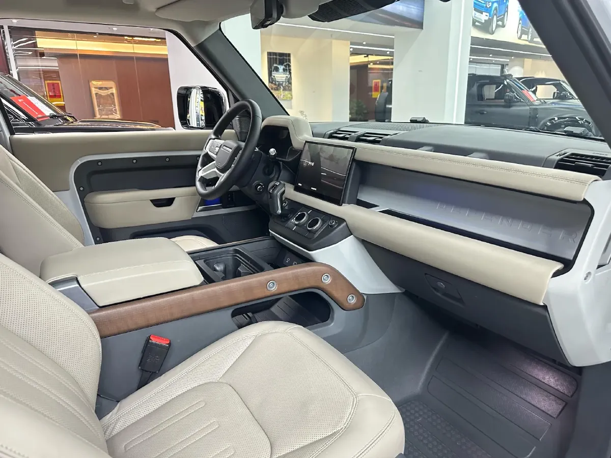 2022 Land Rover Defender 2.0T 300HP L4 8AT,autocango,china used car exporter,china ev exporter,chinese used car exporter,chinese used ev exporter