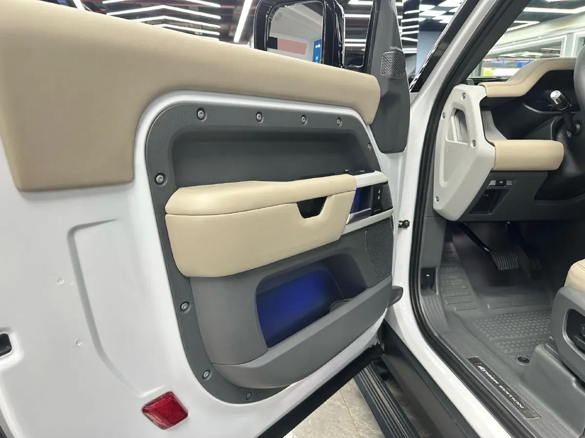 2022 Land Rover Defender 2.0T 300HP L4 8AT,autocango,china used car exporter,china ev exporter,chinese used car exporter,chinese used ev exporter