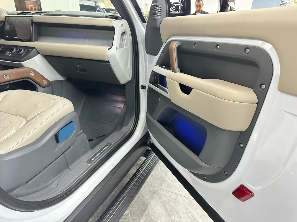 2022 Land Rover Defender 2.0T 300HP L4 8AT,autocango,china used car exporter,china ev exporter,chinese used car exporter,chinese used ev exporter