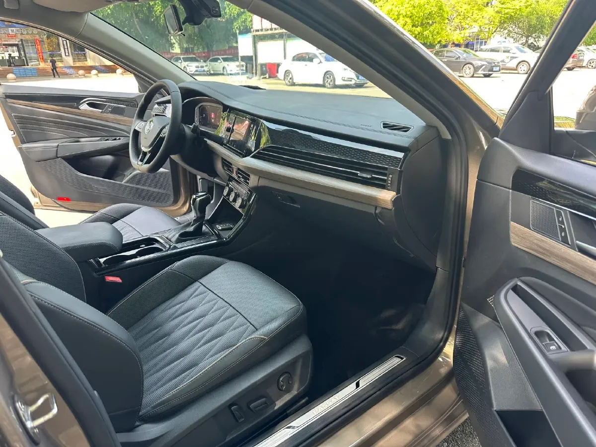 2019 Volvo V40 1.5T 152HP L4 6AT,autocango,china used car exporter,china ev exporter,chinese used car exporter,chinese used ev exporter