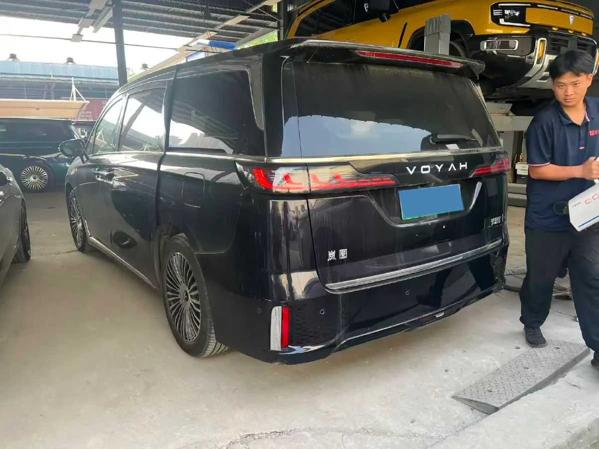 2025 Voyah Dream 1.5T 150HP L4 PHEV 41.7KWH,autocango,china used car exporter,china ev exporter,chinese used car exporter,chinese used ev exporter