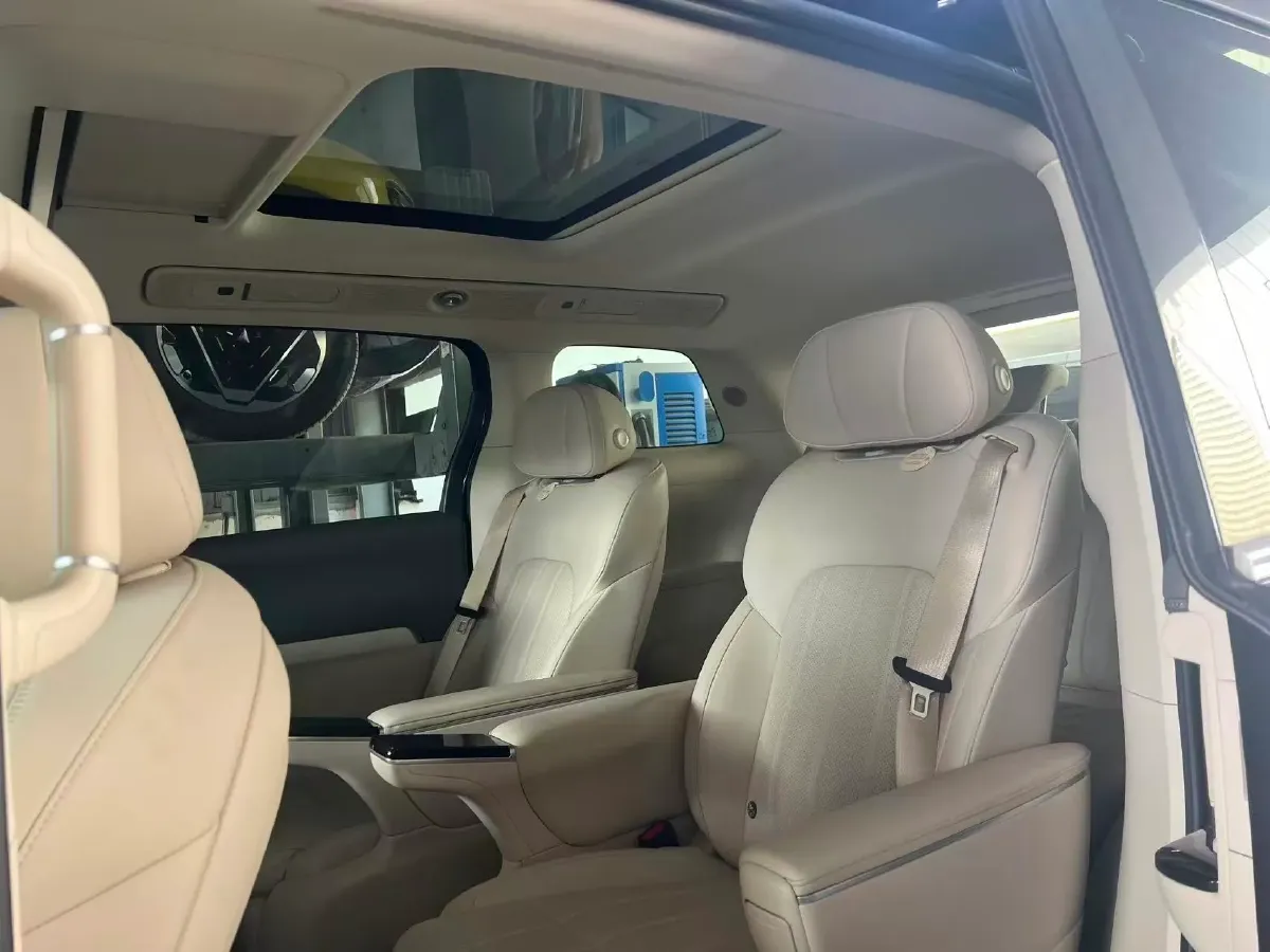 2025 Voyah Dream 1.5T 150HP L4 PHEV 41.7KWH,autocango,china used car exporter,china ev exporter,chinese used car exporter,chinese used ev exporter