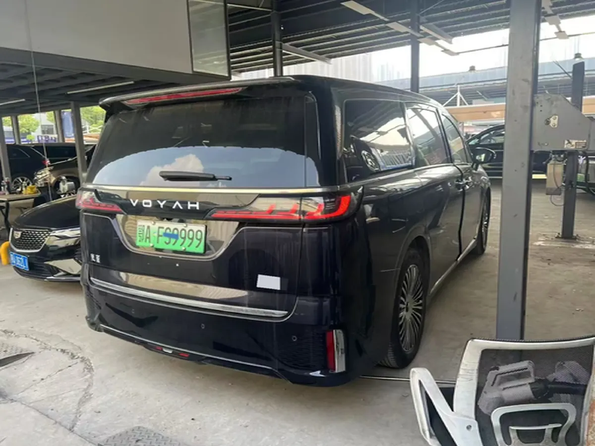 2025 Voyah Dream 1.5T 150HP L4 PHEV 41.7KWH,autocango,china used car exporter,china ev exporter,chinese used car exporter,chinese used ev exporter