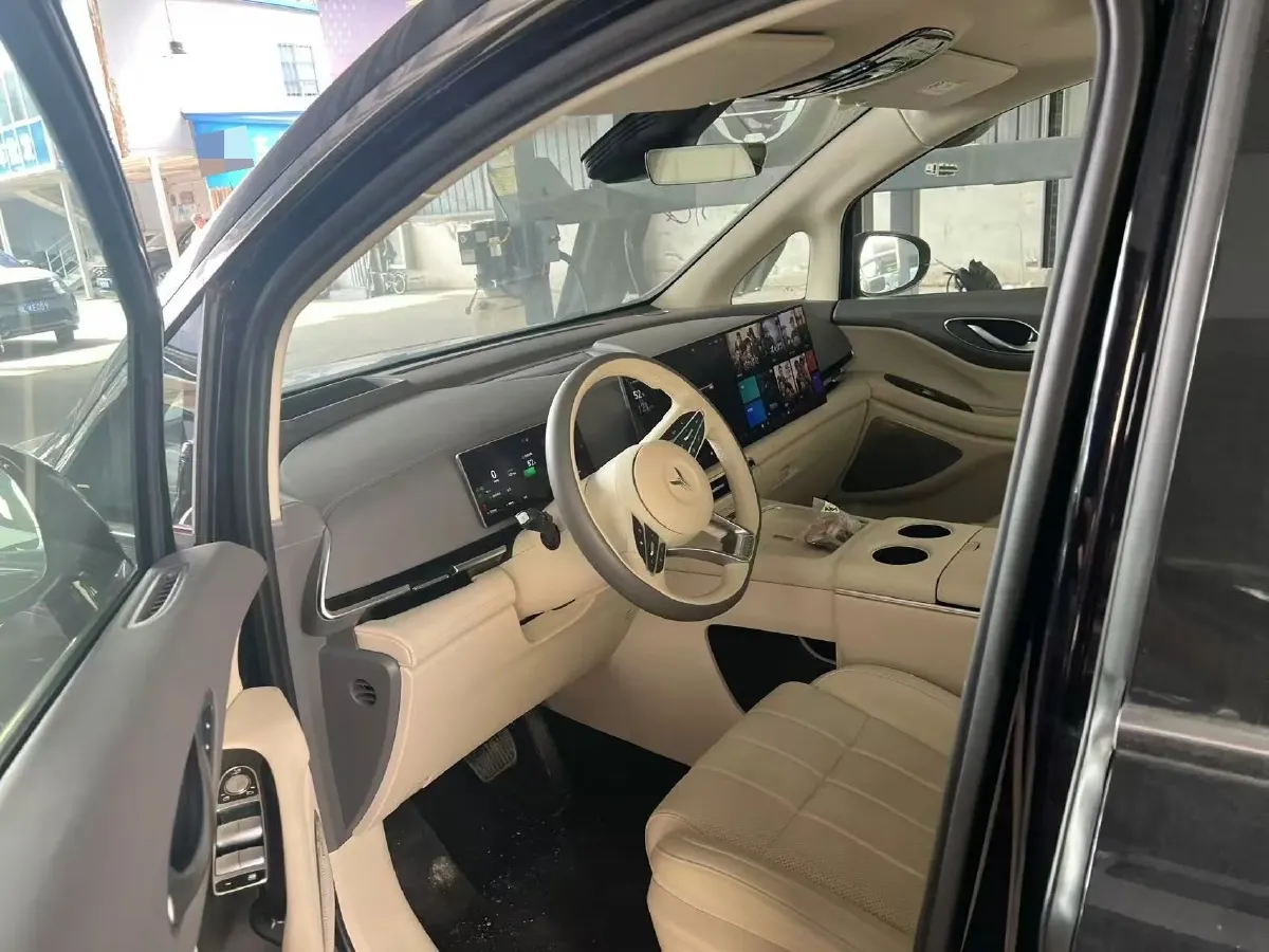 2025 Voyah Dream 1.5T 150HP L4 PHEV 41.7KWH,autocango,china used car exporter,china ev exporter,chinese used car exporter,chinese used ev exporter