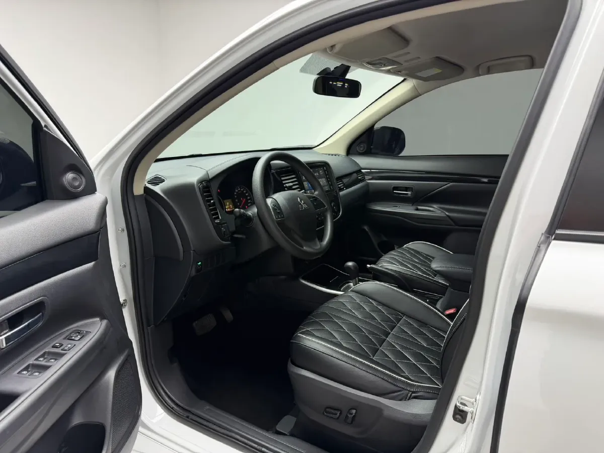 2021 Mitsubishi Outlander 2.0L 166HP L4 CVT,autocango,china used car exporter,china ev exporter,chinese used car exporter,chinese used ev exporter