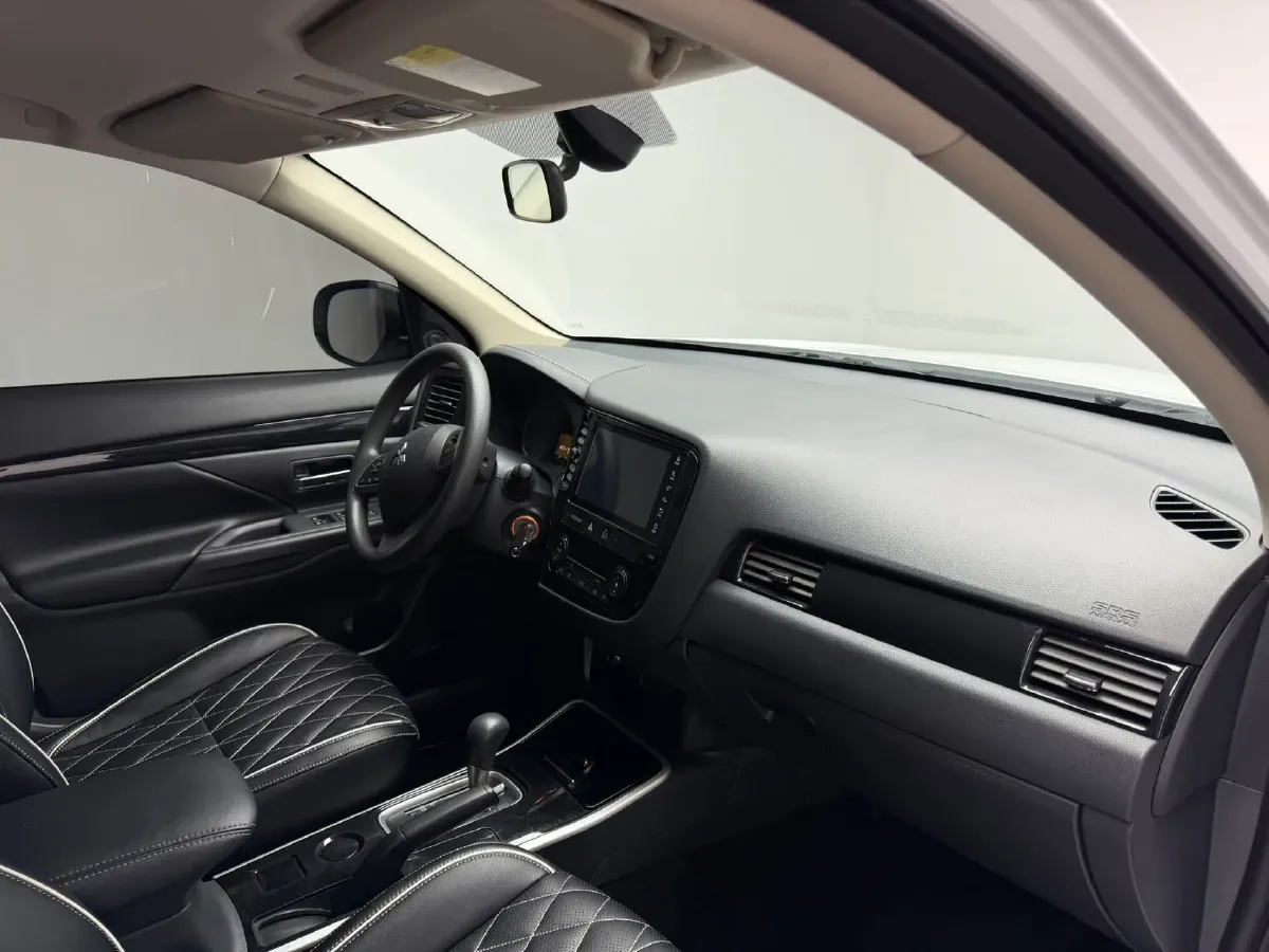 2021 Mitsubishi Outlander 2.0L 166HP L4 CVT,autocango,china used car exporter,china ev exporter,chinese used car exporter,chinese used ev exporter