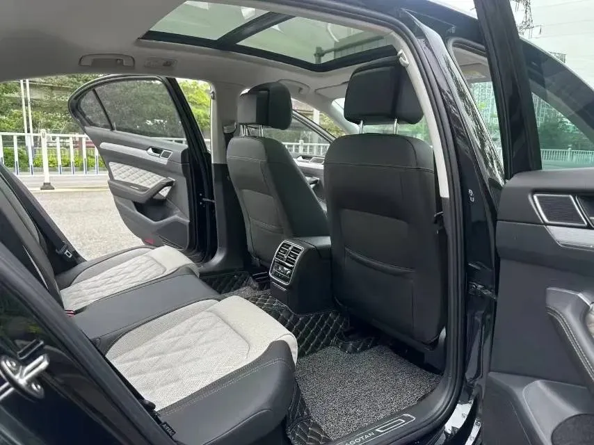 2023 Volkswagen Magotan 2.0T 186HP L4 7DCT,autocango,china used car exporter,china ev exporter,chinese used car exporter,chinese used ev exporter