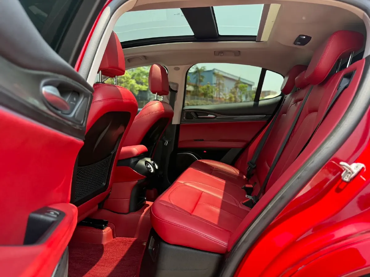 2017 Alfa Romeo Stelvio 2.0T 200HP L4 8AT,autocango,china used car exporter,china ev exporter,chinese used car exporter,chinese used ev exporter